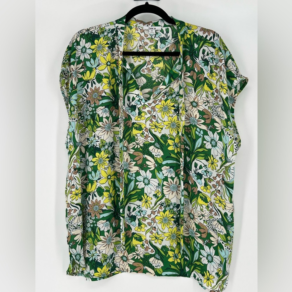 Bar III green multi-colored sleeveless blouse‎ featuring a front ribbon tie.